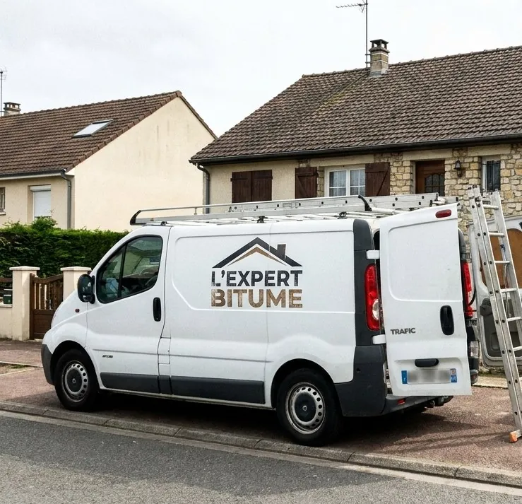 Camionnette L'Expert Bitume garée devant un pavillon